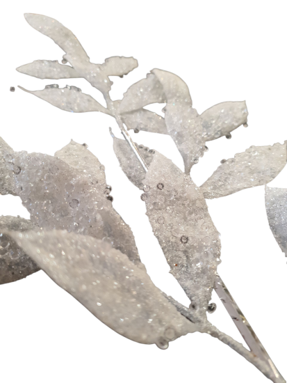 Sneeuw tak met bladeren