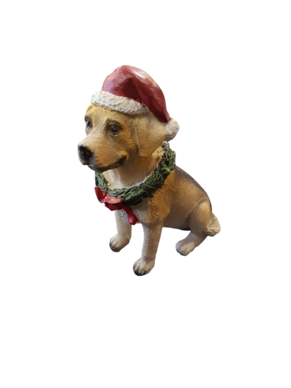 Labrador puppy met een kerstmuts en een kerstkrans