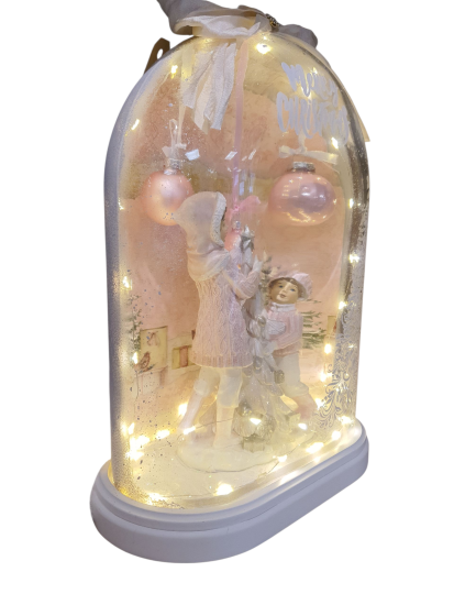 Prachtig opgemaakte kerststolp met verlichting