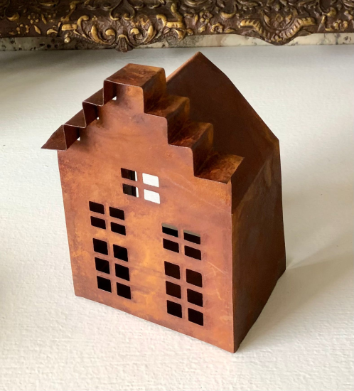 Metalen huisje roestkleur