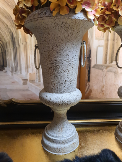 Set metalen vazen met bloemstukken