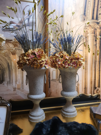 Set metalen vazen met bloemstukken