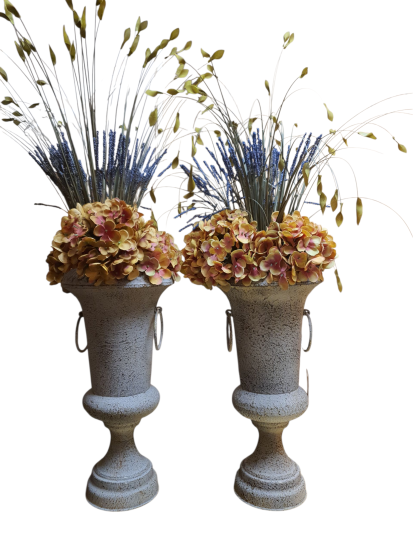 Set metalen vazen met bloemstukken