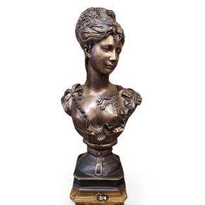 Borstbeeld op Sokkel