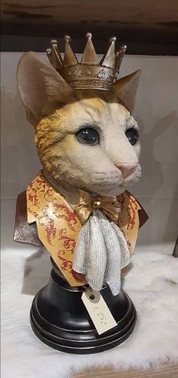 Kat op voetstuk met kroon