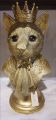 Kat op voetstuk met kroon goud