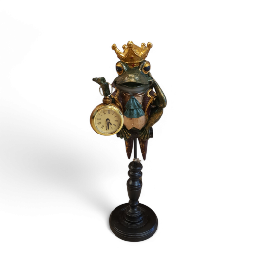 Kikkerkoning op voetstuk